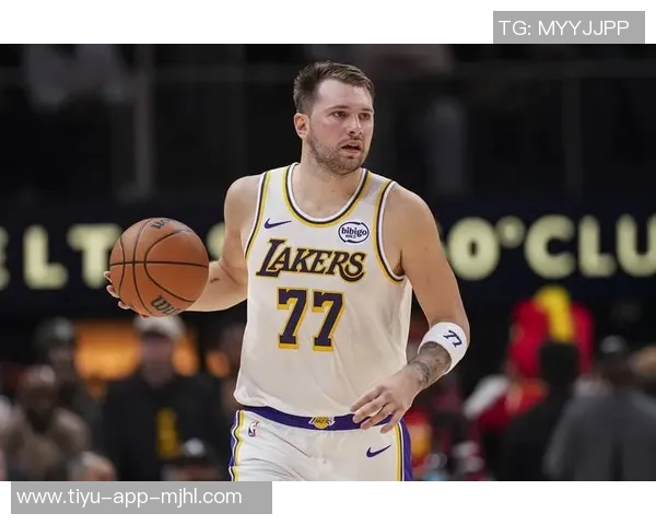 詹姆斯重返赛场展现实力与东契奇小里组合默契无间的精彩表现