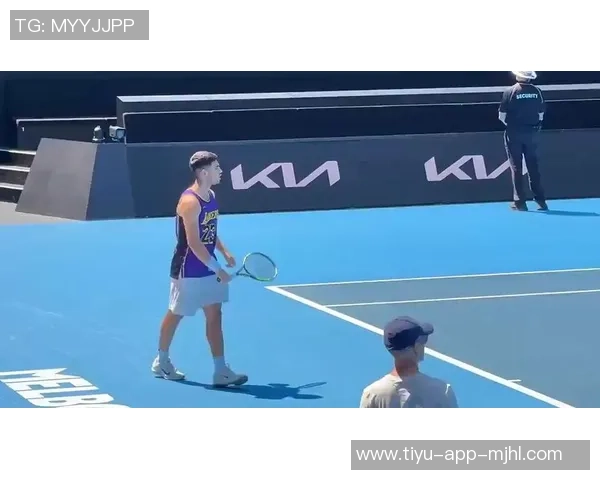 阿尔卡拉斯身穿詹姆斯23号紫金战袍在澳网训练致敬传奇运动员